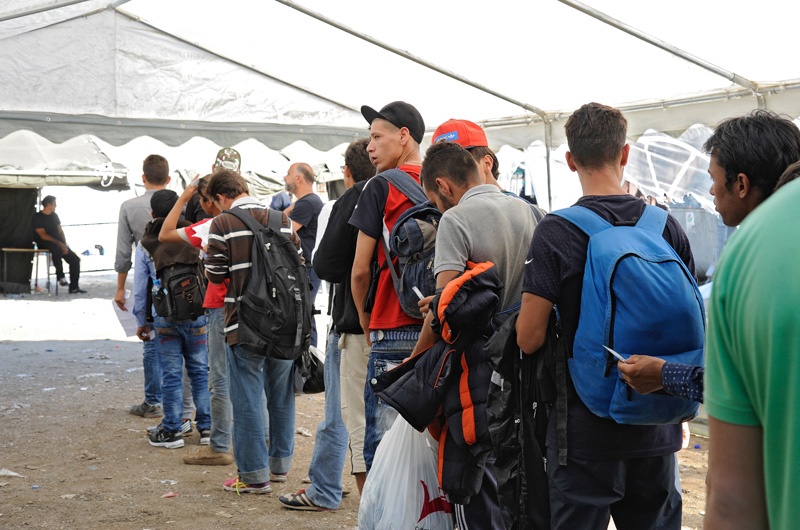 Die Flüchtlinge warten in der Einrichtung in Presevo bis sie zu ihrer Registrierung und Gesundheitsuntersuchung aufgerufen werden. 