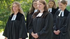 Studentinnen der Theologie im Talar auf dem Campus der Augustana-Hochschule Neuendettelsau