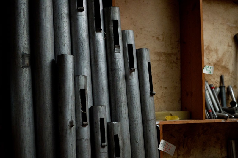 Für die Feinarbeit wandern die Pfeifen in die Werkstatt des Orgelbauers.