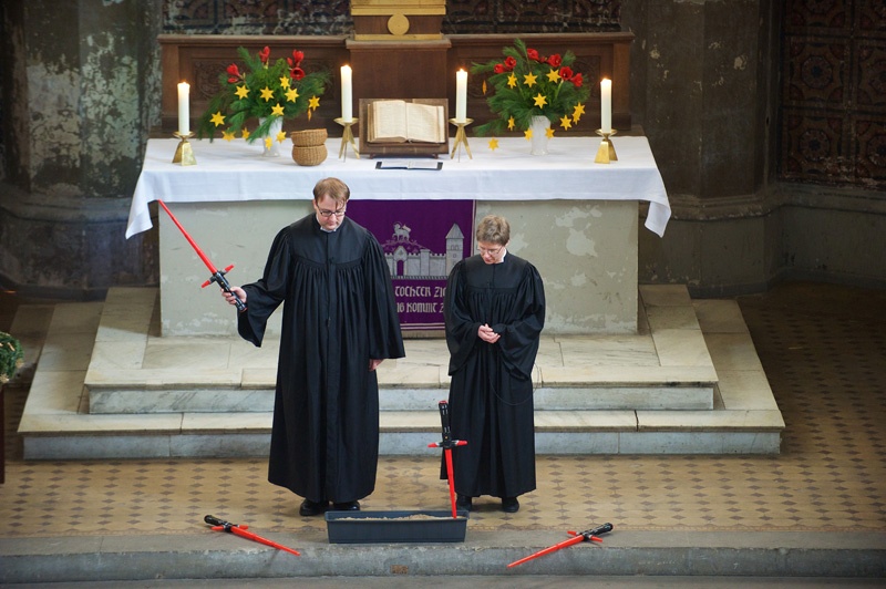 Lichtschwerter vor dem Altar