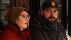 Julia und Thomas gedenken der vielen Opfer, die der Anschlag in Paris gefordert hat.