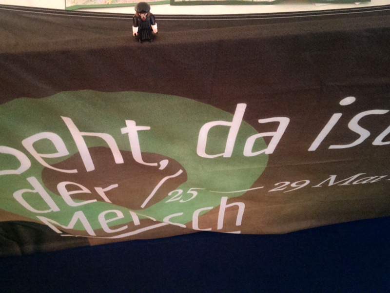 Banner "Seht, da ist der Mensch". 