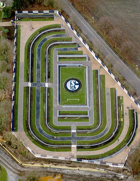 Das "Schalke Fan-Feld", ein Fan-Friedhof mit Gemeinschaftsgrabfeld in der Nähe der Veltins-Arena