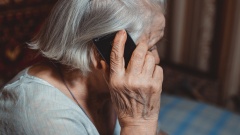 Ältere Damen hält Telefon in der Hand
