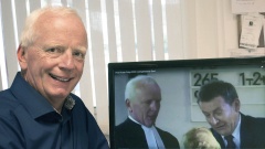 Pastor Hartmut Merten im Büro der evangelischen Paulus-Gemeinde in Lüneburg.