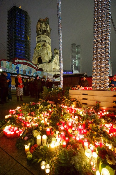 Zahlreiche Menschen haben am Dienstag (20.12.16) vor der Berliner Kaiser-Wilhelm-Gedächtnis-Kirche Kerzen aufgestellt und Blumen niedergelegt.