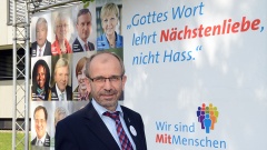 Präses Manfred Rekowski stellt am 17. Mai 2015 im Landeskirchenamt in Düsseldorf eine Plakataktion der Evangelischen Kirche im Rheinland gegen Fremdenhass vor. 