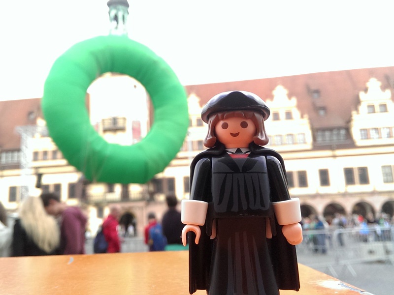 Playmobil-Luther auf einer Veranstaltung beim Katholikentag 2016 in Leipzig.