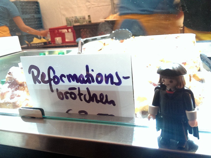 Schild mit der Aufschrift "Reformationsbrötchen" beim Katholikentag 2016 in Leipzig.