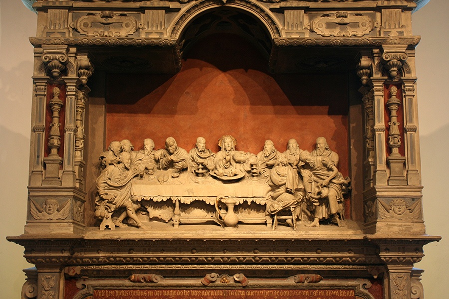 Ein in Stein gehauener Renaissance-Altar von 1574 mit Darstellungen des Abendmahls.