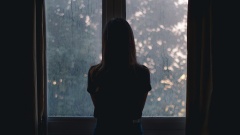 Silhoutte einer Frau vor einem Fenster