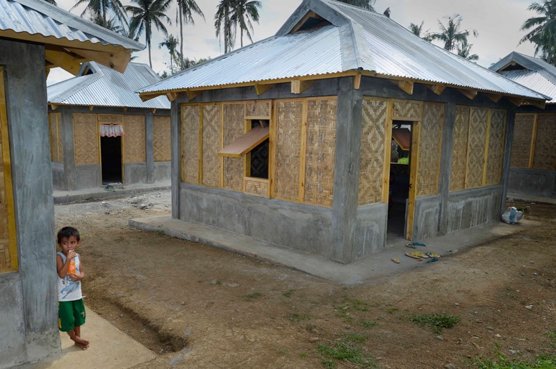 Die neuen Häuser haben elastische Wände aus Bambusgeflecht und ein stabiles Gerippe und Fundament aus Beton. 