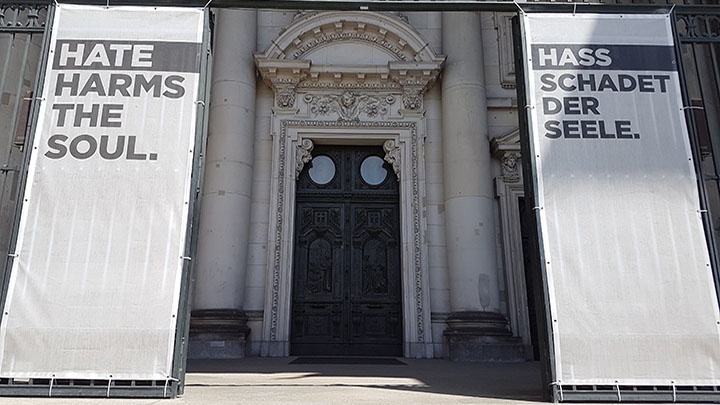 Transparente mit dem Text "Hass schadet der Seele" am Eingangsportal des Berliner Doms. 