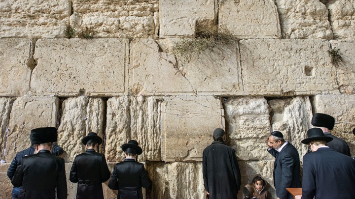 Juden beten an der Klagemauer in Jerusalem. 