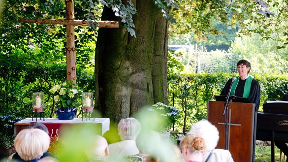 Sommerkirche im Paradies - Niedersächsische Pastoren bieten im Garten, Wald oder Schwimmbad Gottesdienste an. 