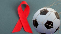 Mit dem Fußball gegen Aids