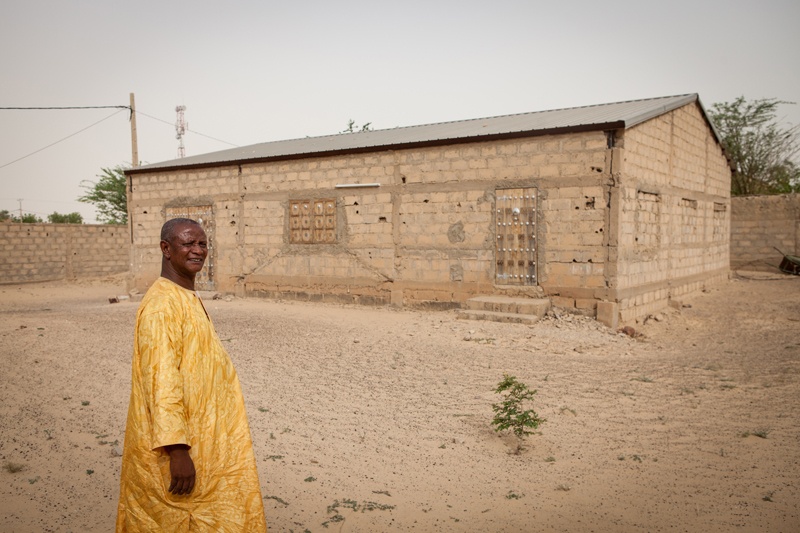 Pastor Bouya vor seiner Kirche