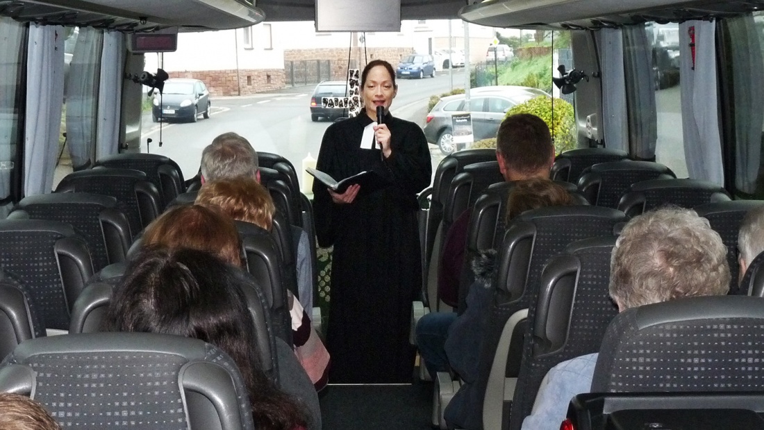 Sonntagsgottesdienste im Reisebus mangels Kirche