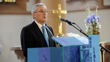 Der badische Landesbischof Ulrich Fischer beim Festakt zum 450-jährigen Bestehen des Heidelberger Katechismus