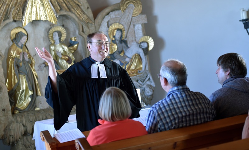 Pfarrer Christian Günther feiert Gottesdienst in der kleinen Marien-Kapelle.