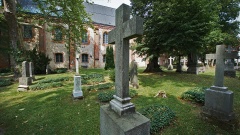 Friedhof an der Stiftskirche des evangelischen Frauenklosters Stift zum Heiligengrabe in Brandenburg.