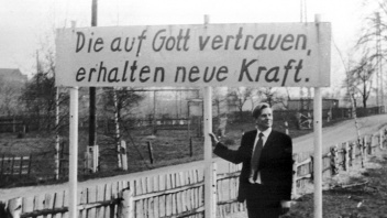 Pfarrer Oskar Brüsewitz am 01.08.1976 mit einem Transparent in Rippicha, Sachsen-Anhalt. 