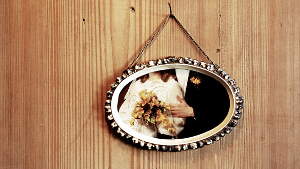 Ehe, Heirat, Zwangsheirat, Ehepaar, Foto, Bild, Hochzeitsfoto, Wand, Holzwand, Bilderrahmen, Symbolbild