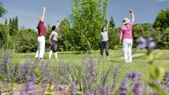 "Auszeit im Kloster" zeigt die Sendung "Urlaub wie im Himmel" mit chinesischen Meditationsübung im Klostergarten: Qigong-Gruppe in Arenberg.