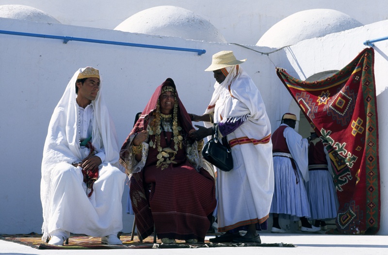 Foto: Braut und Bräutigam einer traditionellen Berberhochzeit in Midoun, Tunesien.