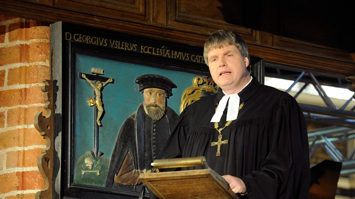 Landesbischof Andreas von Maltzahn predigt auf der Kanzel im Ratzeburger Dom (Archiv).
