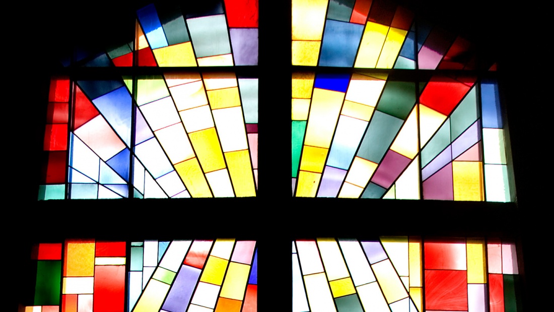 Altarfenster, das Licht scheint durch das bunte Glas