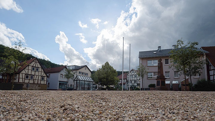 Der Dorfplatz an der evangelischen Christuskirche in Partenstein