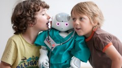 Im Mailänder San-Raffaele-Krankenhaus spielen Kinder mit dem kleinen Robober Nao.