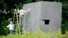 Das Denkmal für die im Nationalsozialismus verfolgten Homosexuellen: Letzte Arbeiten vor der Einweihung der Gedenkstätte im Berliner Tiergarten vor 10 Jahren