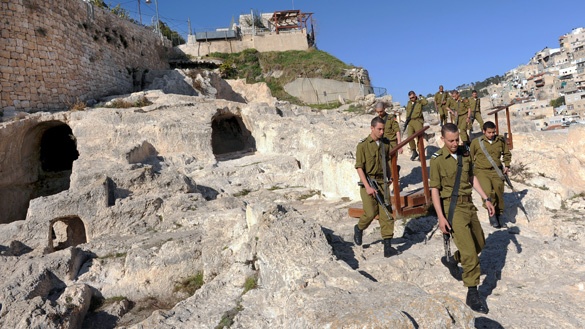Israelische Soldaten in der Ausgrabungsstätte