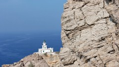Tragender Felsen und Orientierung: Leuchtturm auf der Insel Santorin in Griechenland.
