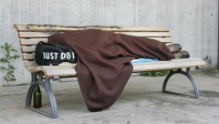 Ein Obdachloser im Berliner Regierungsviertel auf einer Parkbank, Berlin, Deutschland, Europa