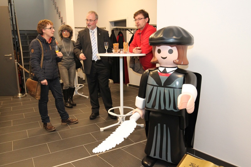 Eine überdimensionale Playmobil -Figur von Martin Luther begrüßt die Besucher der Ausstellung in Dautphe, die bis 6. März 2016 geöffnet ist. 