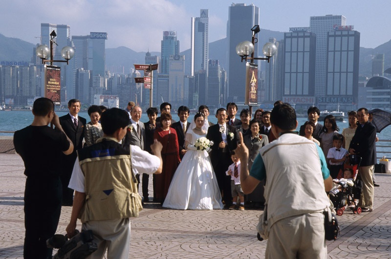 Hochzeitsgesellschaft beim Gruppenbild, auf der Promenade am Kowloon Public Pier, Hongkong, China