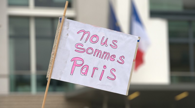 Plakat mit der Aufschrift "Nous sommes Paris" 