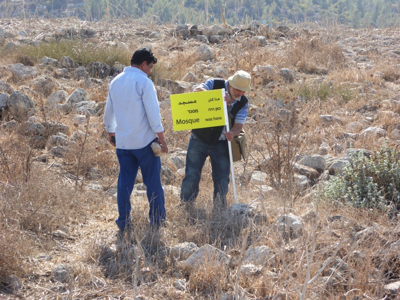 Männer stellen ein Schild in Bayt Nattif auf.