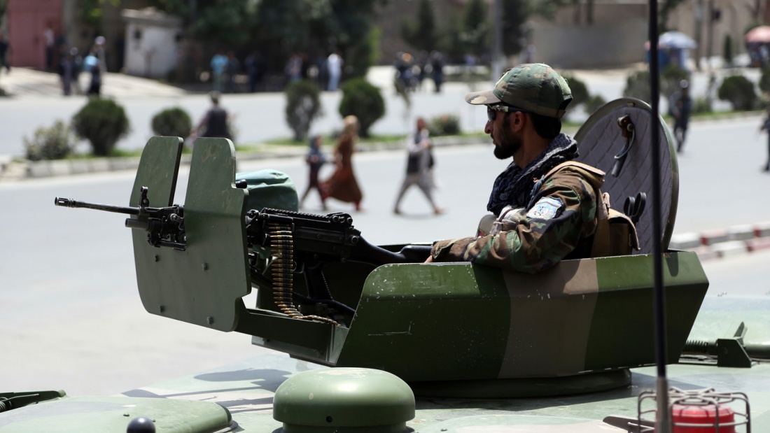 Ein Soldat sitzt im Geschützturm eines gepanzerten Fahrzeugs. 