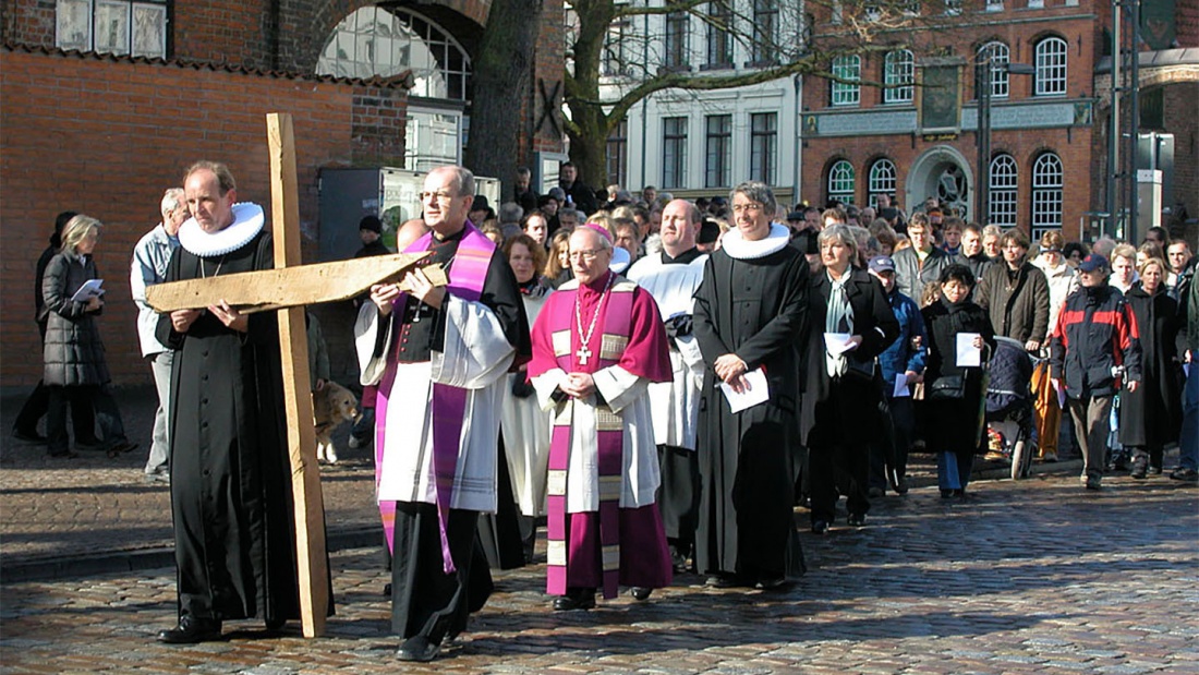 Der evangelische Propst Ralf Meister (li) und sein katholischer Amtsbruder Franz Mecklenfeld trugen am Karfreitag auf dem ältesten Kreuzweg Deutschlands durch die Lübecker Altstadt ein Holzkreuz. 