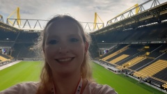 evangelisch.de-Autorin Lena Ohm im ehemaligen Westfalenstadion - im Hintergrund die "gelbe Wand";.