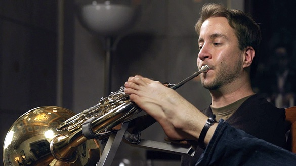 Felix Klieser spielt das Horn mit dem Fuß
