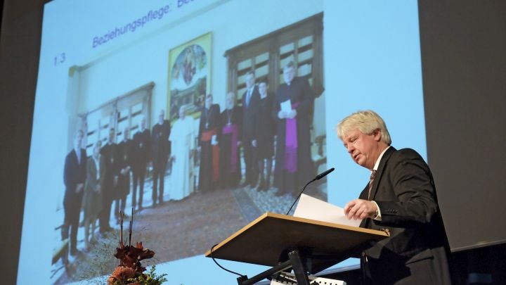 Lutherischer Catholica-Beauftragter Manzke berichtet der VELKD-Generalsynode in Bremen