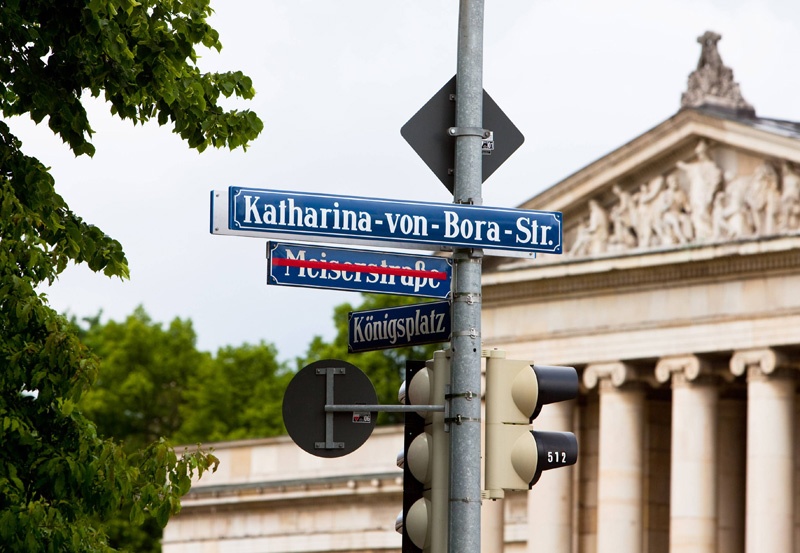 Straßenschild Katharina-von-Bora-Strasse in München.