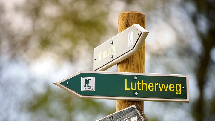 Schild mit der Aufschrift "Lutherweg".