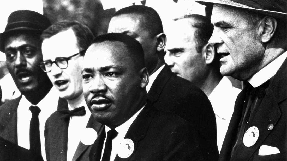 Beim "Marsch auf Washington" am 28. August 1963 demonstrierten 200 000 schwarze und weiße Amerikaner für eine fortschrittliche Bürgerrechtsgesetzgebung .