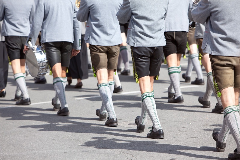 Männer in Tracht beim Oktoberfestumzug.